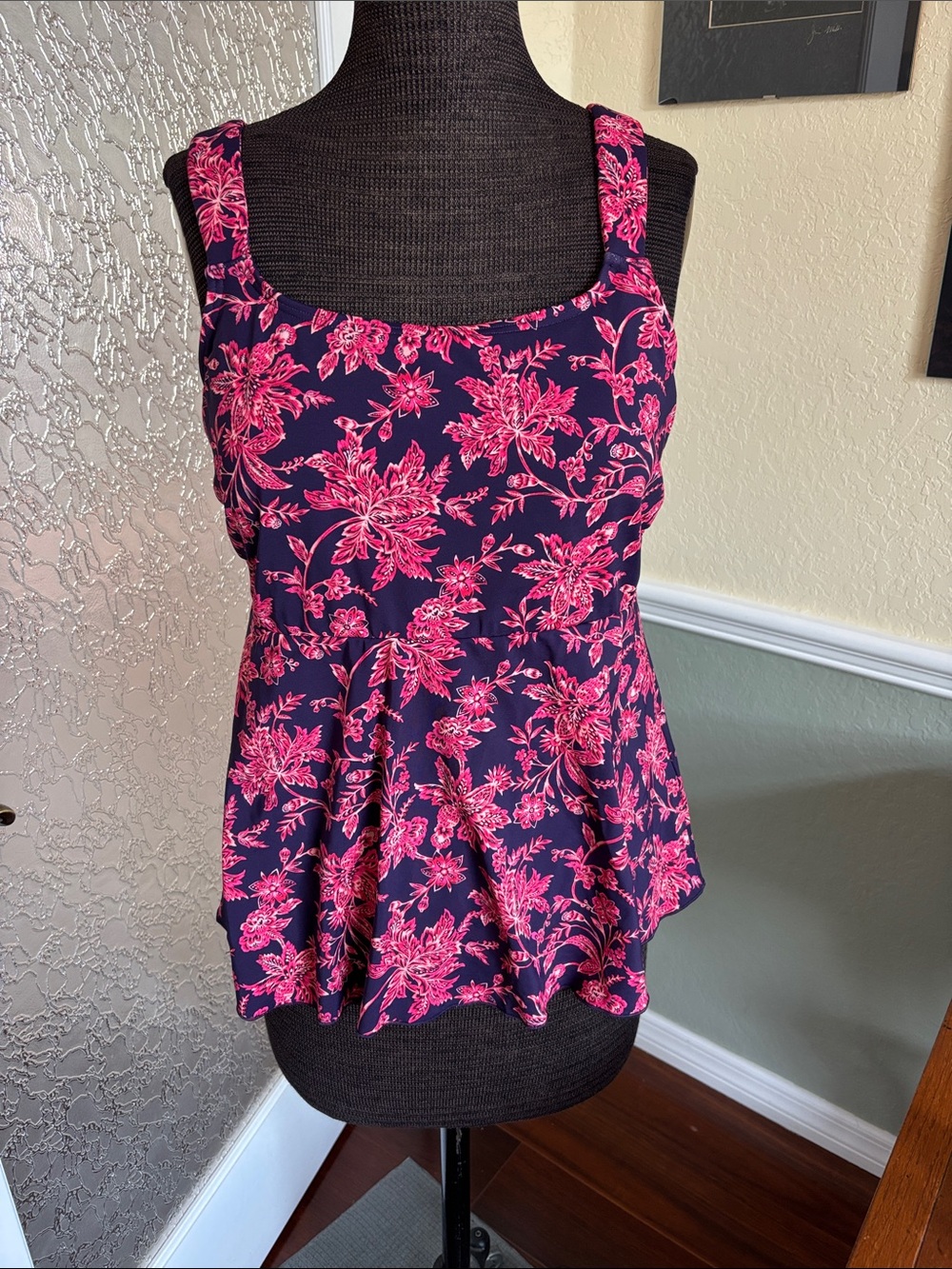 Land’s End Women’s Navy & Pink Floral SwimTop  NWT  10-12DDD